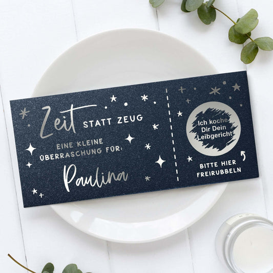 Rubbelgutschein personalisiert mit dem Schriftzug "Zeit statt Zeug" und individueller Überraschung.