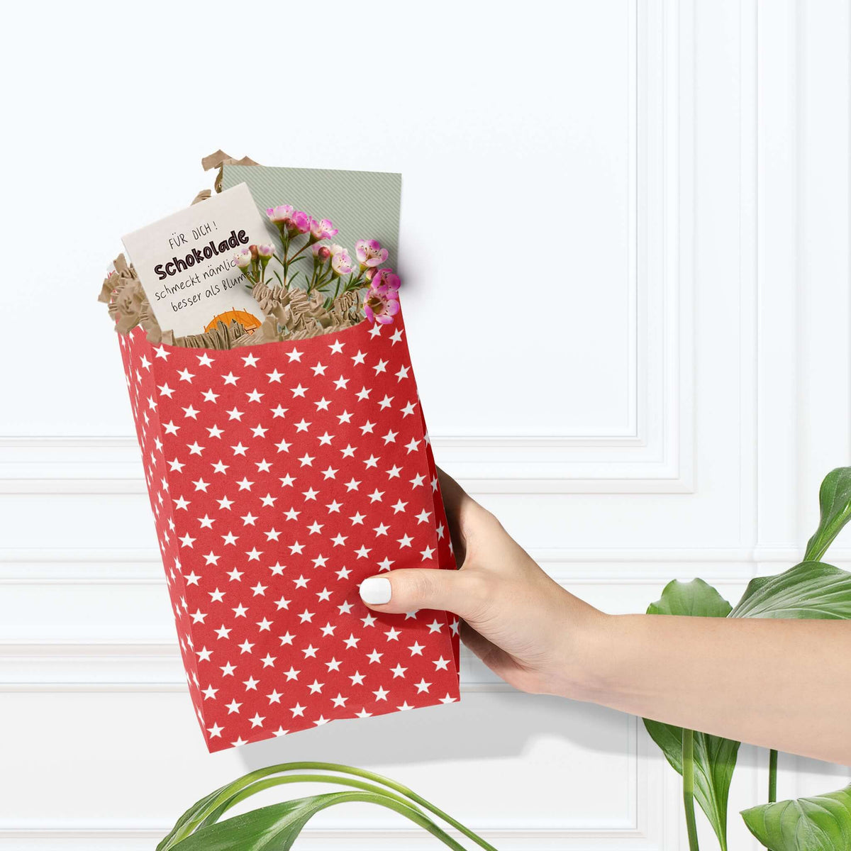 Geschenktüte aus Papier in rot mit Sternen
