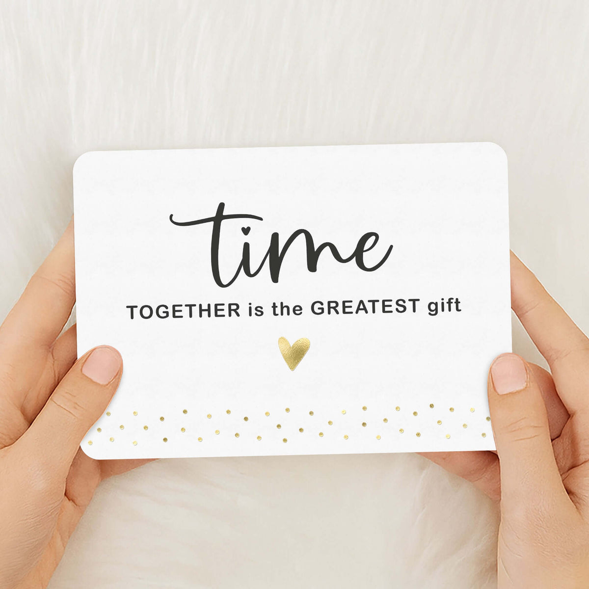 Postkarte „Time Together" mit Goldfolienprägung | Grußkarte A6 quer inkl. Umschlag in Händen