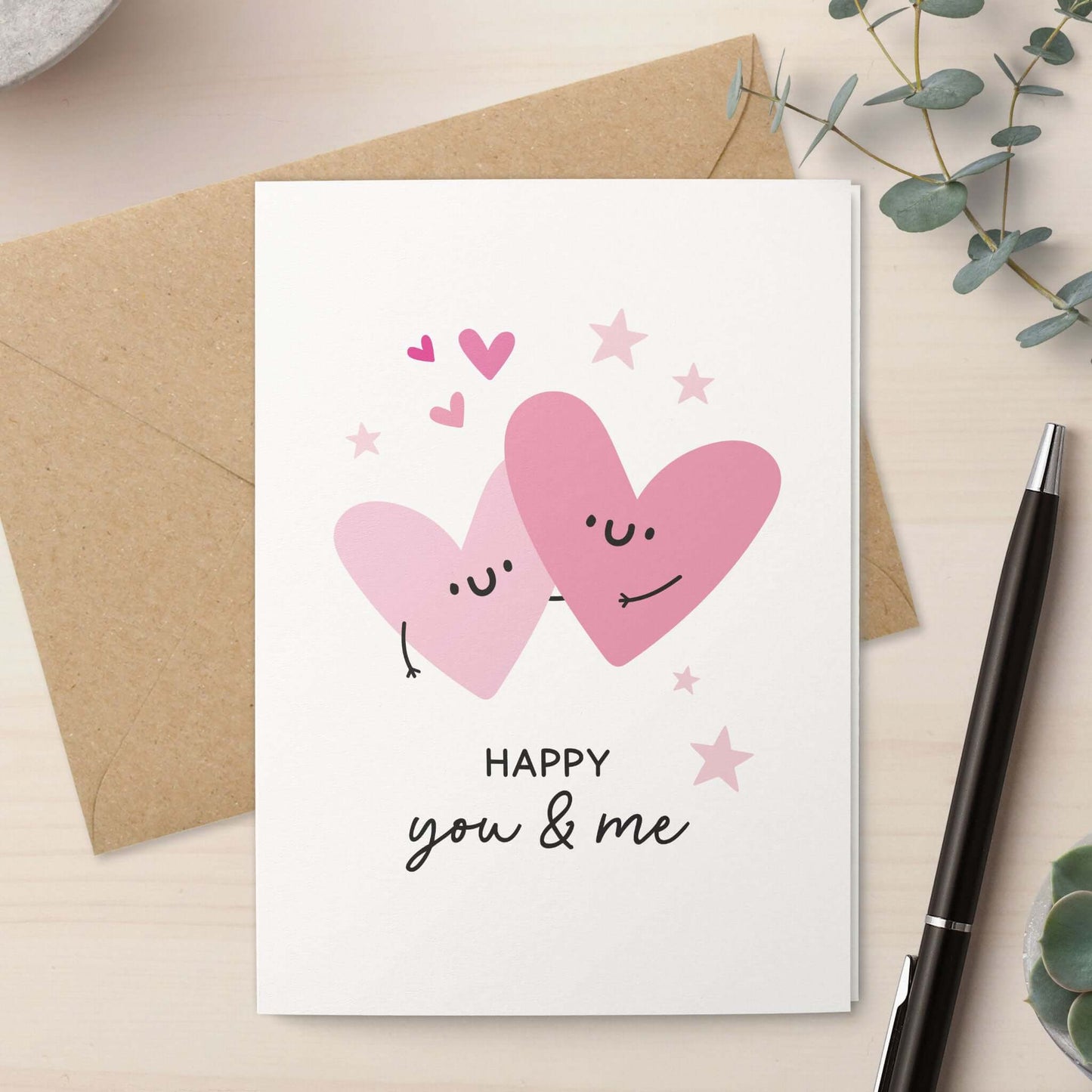 Lifestyle-Foto der Valentinskarte mit Umschlag auf Holztisch – liebevolles Geschenk.