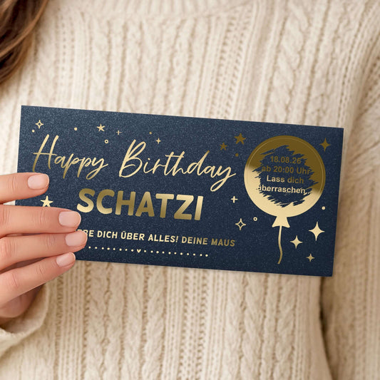 Rubbelkarte Geburtstag personalisiert dunkelblau – Goldfolienprägung, Rubbelballon, in der Hand