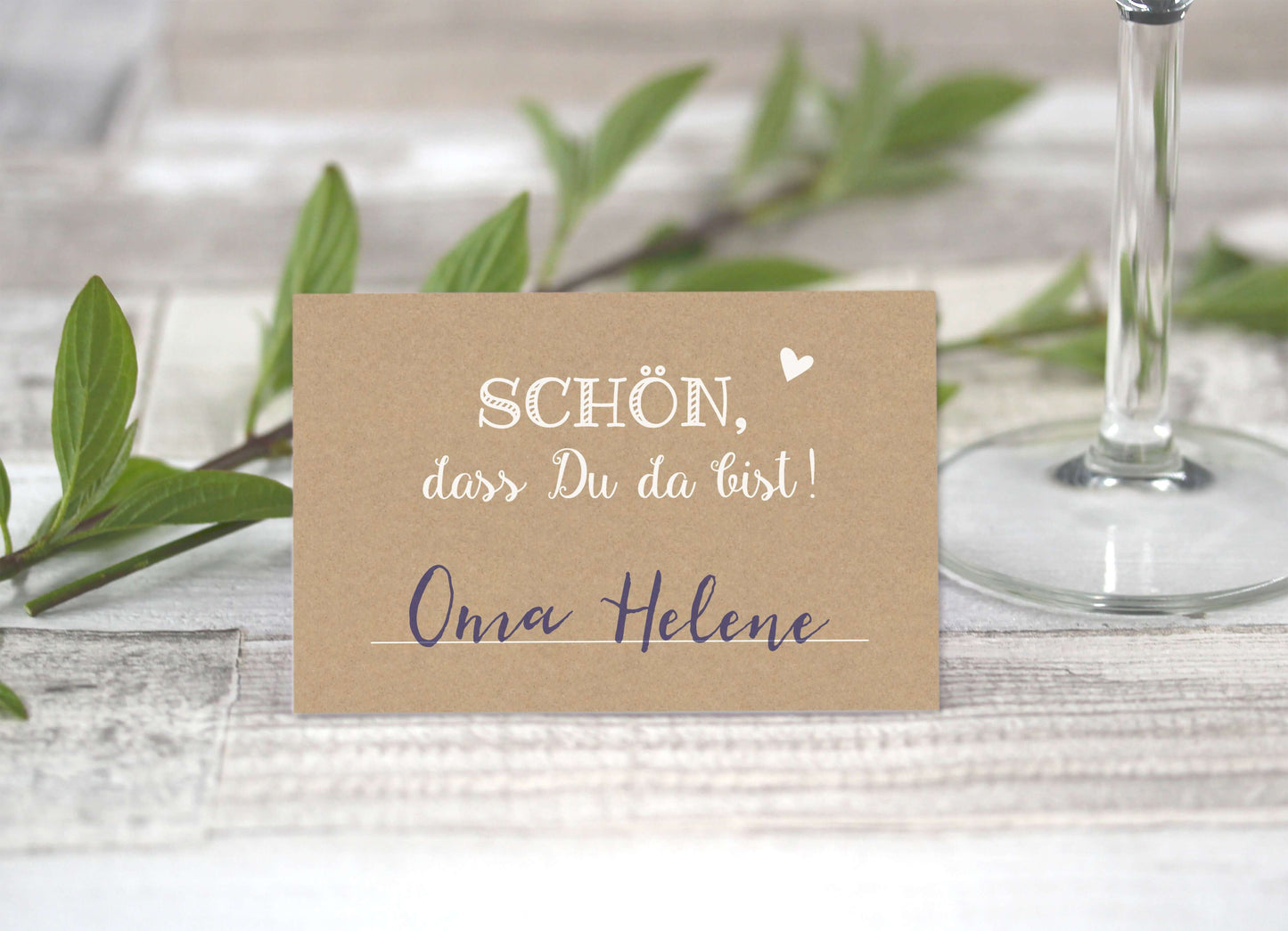 Dekobeispiel Tischkarten "Schön, dass Du da bist!" Kraftpapier weiß
