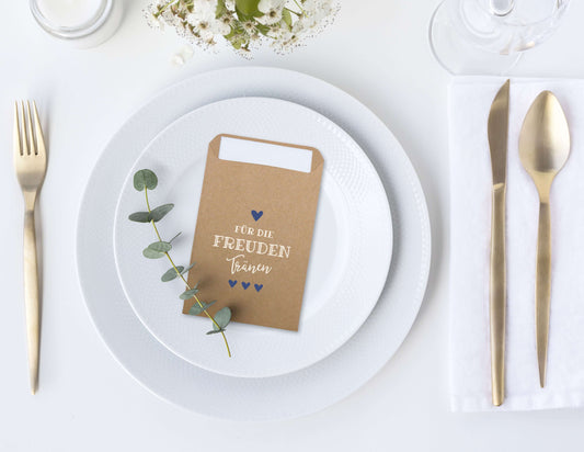 Dekorationsbeispiel Freudentränen Taschentücher Hüllen "Für die Freudentränen" Kraftpapier blau