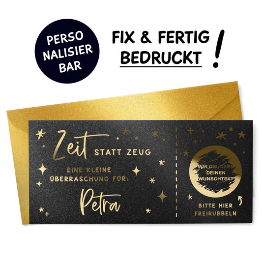 Rubbelgutschein personalisiert "Zeit statt Zeug" mit goldenen Akzenten und Umschlag für individuelle Überraschungen.