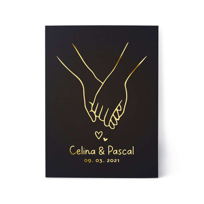 Personalisiertes Poster für Paare – Hand in Hand mit Namen & Datum, Folienprägung im DIN A4 Format.