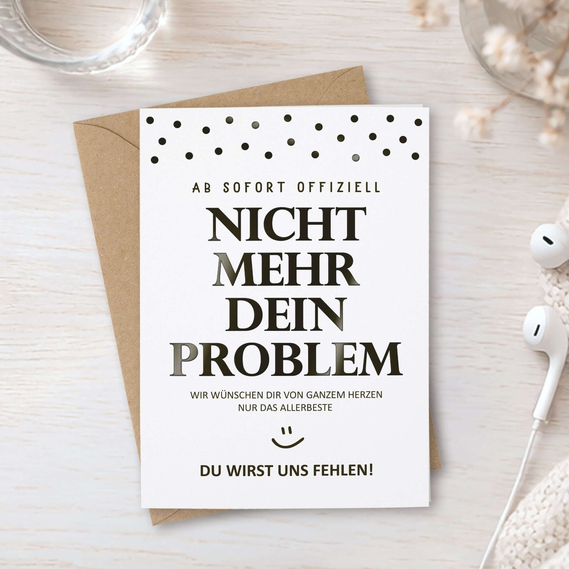 Lustige Abschiedskarte Kollege auf hellem Tisch mit Umschlag für Büro Abschied oder Rente