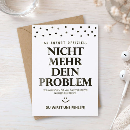 Lustige Abschiedskarte Kollege auf hellem Tisch mit Umschlag für Büro Abschied oder Rente