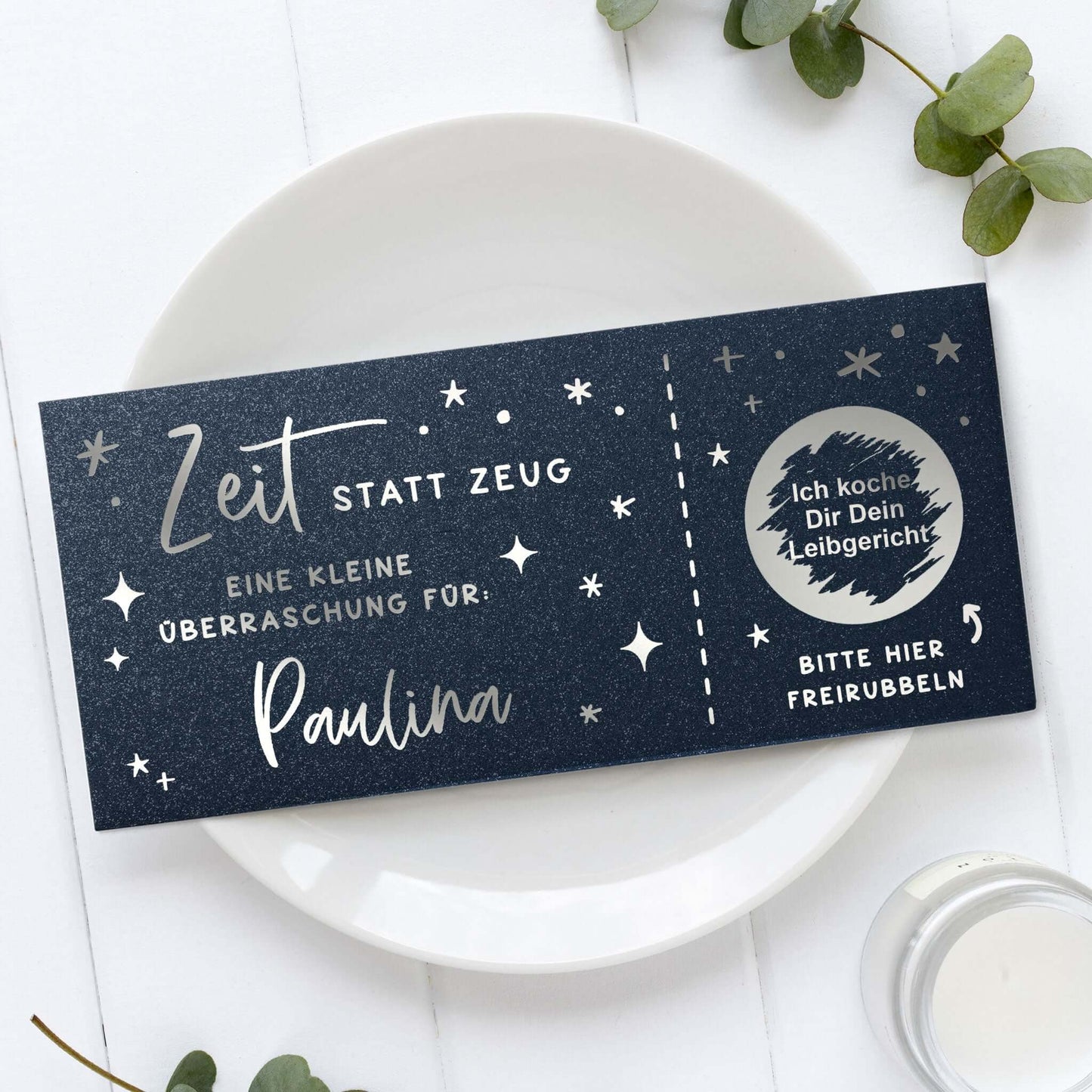 Rubbelgutschein personalisiert mit dem Schriftzug "Zeit statt Zeug" und individueller Überraschung.