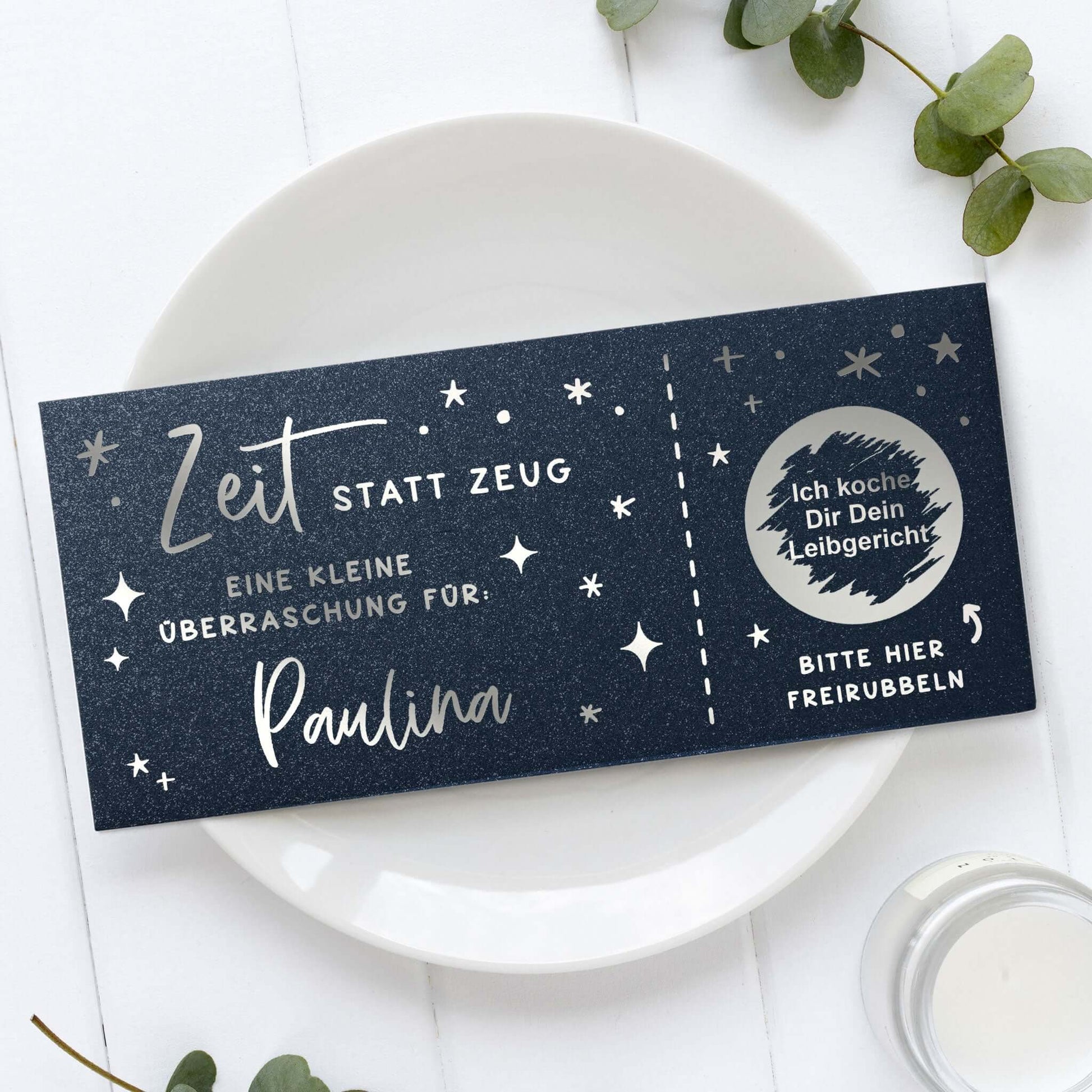 Rubbelgutschein personalisiert mit dem Schriftzug "Zeit statt Zeug" und individueller Überraschung.