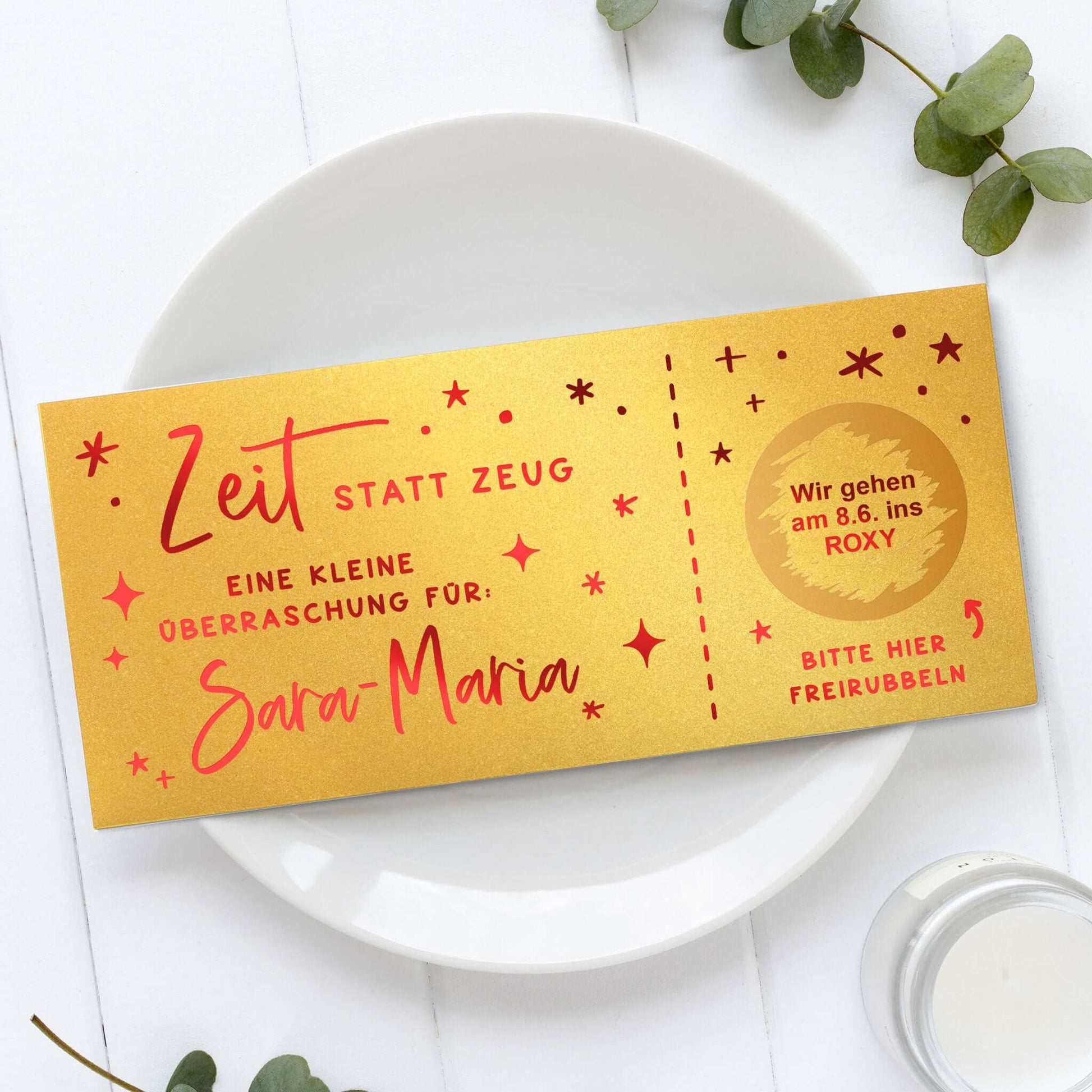 Rubbelgutschein personalisiert "Zeit statt Zeug" für Sara-Maria auf goldenem Gutschein.