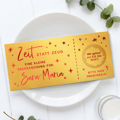 Rubbelgutschein personalisiert "Zeit statt Zeug" für Sara-Maria auf goldenem Gutschein.