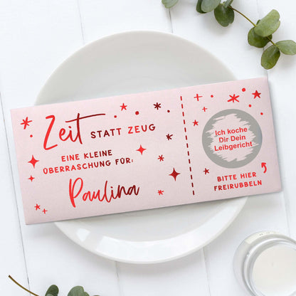 Rubbelgutschein personalisiert mit dem Text "Zeit statt Zeug" für Paulina auf einem weißen Teller.