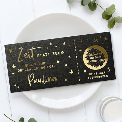 Rubbelgutschein personalisiert "Zeit statt Zeug" für Paulina auf eleganter Karte.
