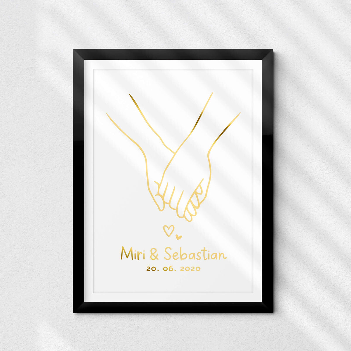 Personalisiertes Poster für Paare mit Händen, Namen und Datum im Rahmen, DIN A4, goldene Folienprägung.