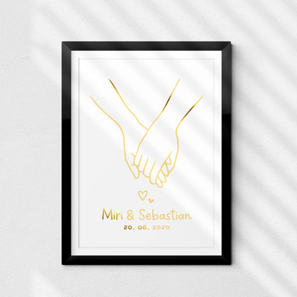 Personalisiertes Poster für Paare mit Händen, Namen und Datum im Rahmen, DIN A4, goldene Folienprägung.