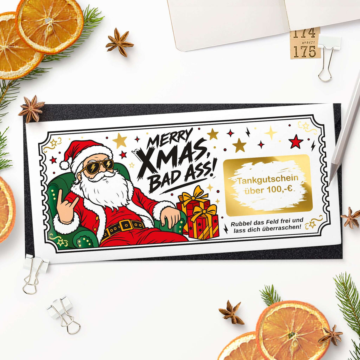 Rubbelkarte Merry Xmas Bad Ass als Tankgutschein auf schwarzem Umschlag – Geldgeschenk zu Weihnachten – KuschelICH