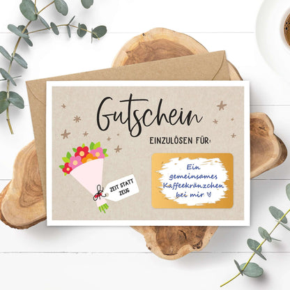 Rubbel Gutschein mit Blumenstrauß und Umschlag für besondere Geschenke und Erlebnisse.