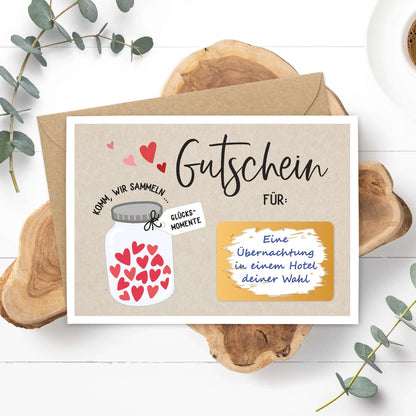 Rubbelgutschein Glücksmomente auf einer Geschenkkarte mit Herzen und persönlichem Text.