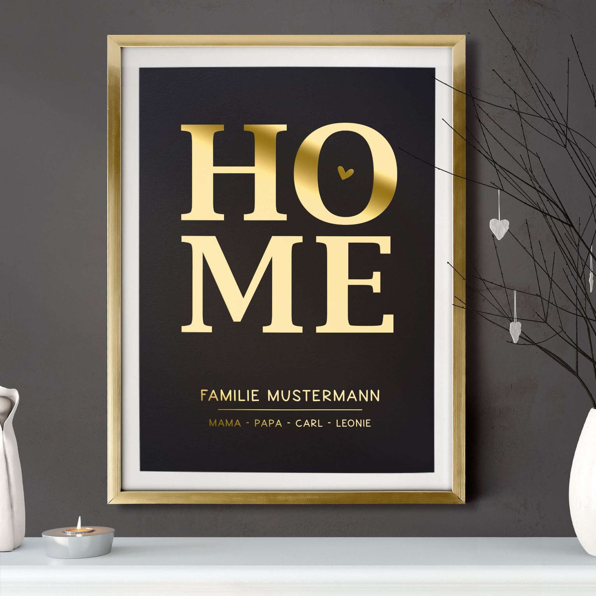 Personalisiertes Familienposter HOME – mit Familienname & Namen | Folienprägung | DIN A4, goldene Schrift auf schwarzem Hintergrund.