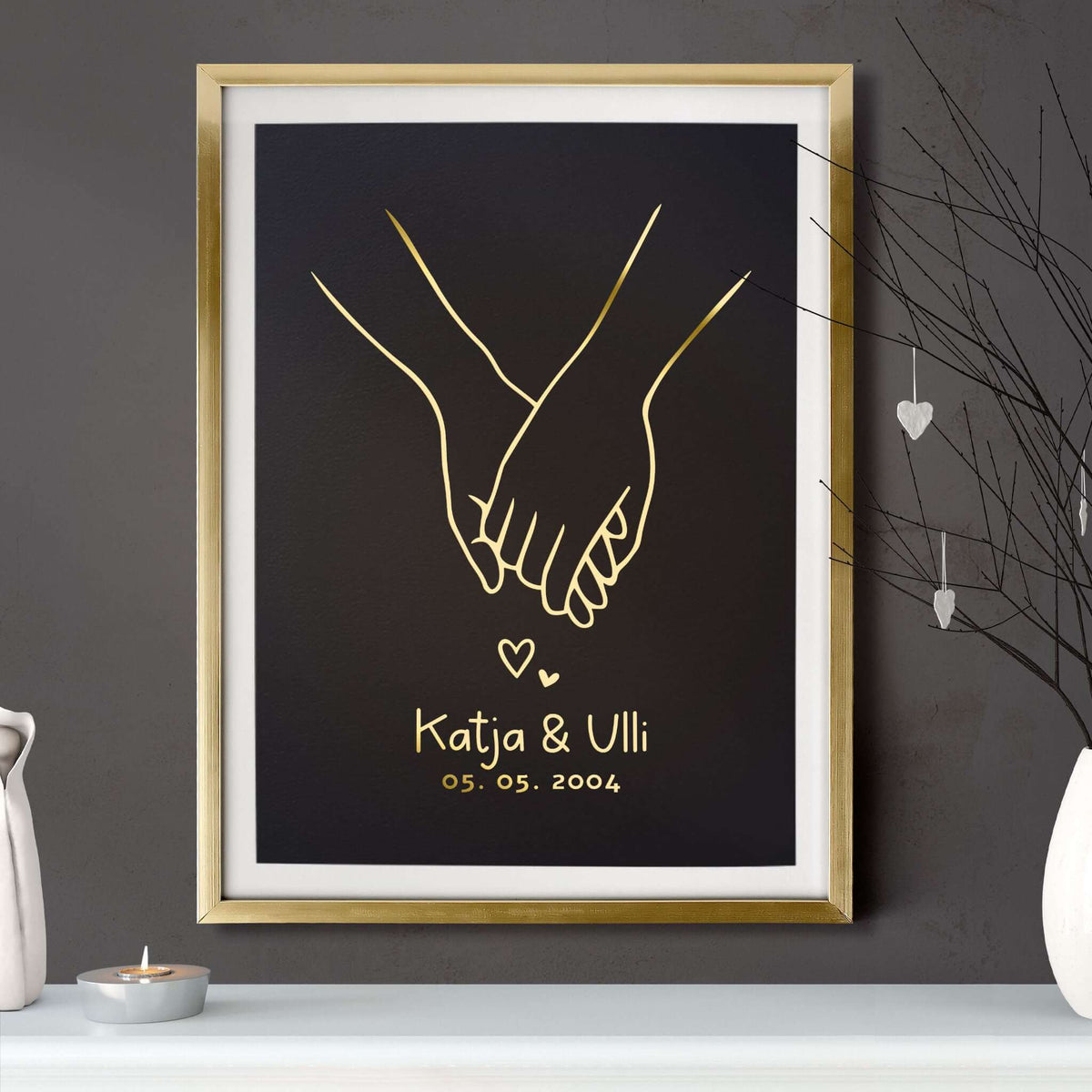 Personalisiertes Poster für Paare – Hand in Hand mit Namen & Datum in goldener Folienprägung