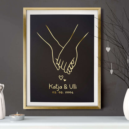 Personalisiertes Poster für Paare – Hand in Hand mit Namen & Datum in goldener Folienprägung