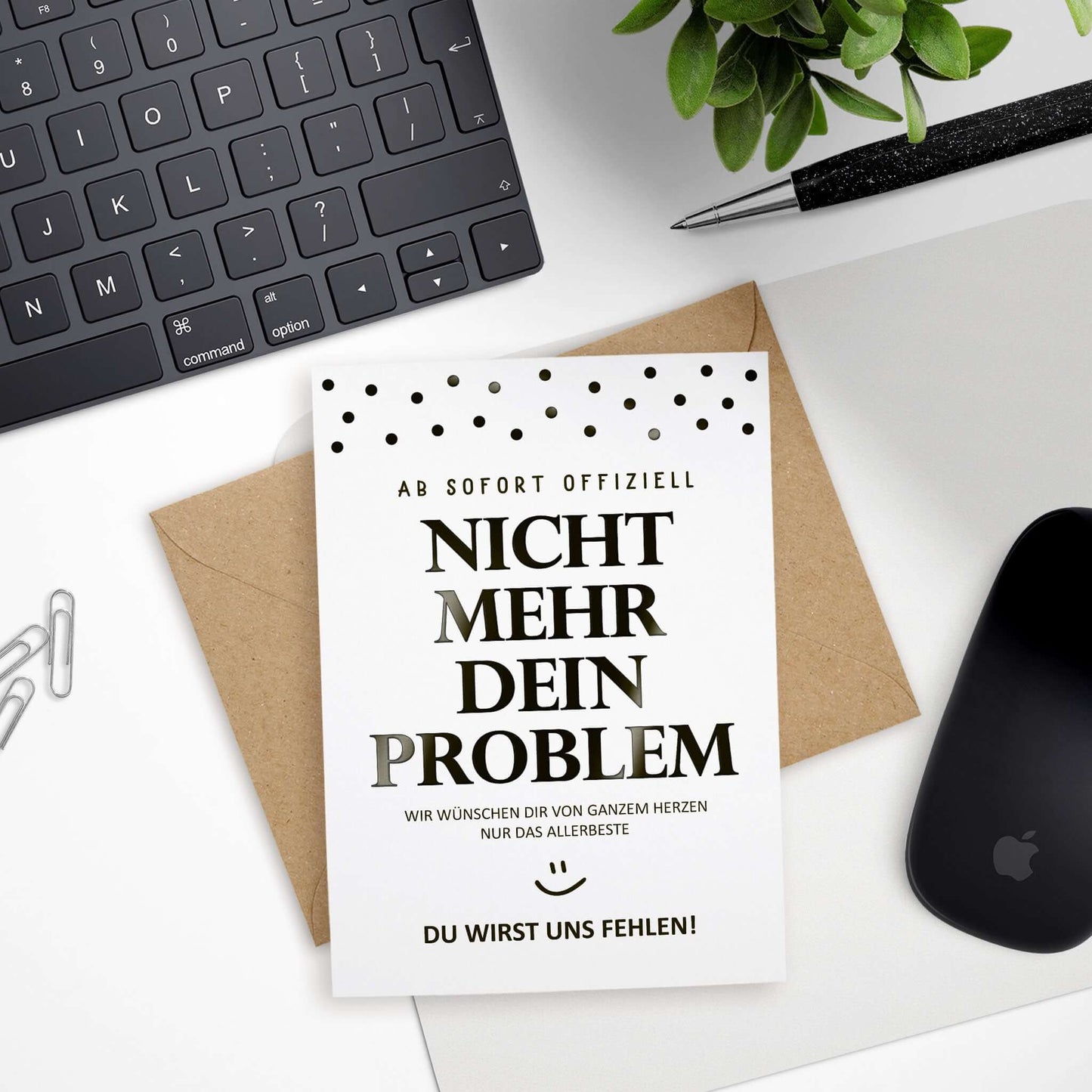 Abschiedskarte Kollege auf Schreibtisch mit Kraftpapierumschlag als Geschenk zum letzten Arbeitstag