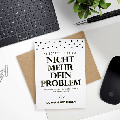 Abschiedskarte Kollege auf Schreibtisch mit Kraftpapierumschlag als Geschenk zum letzten Arbeitstag