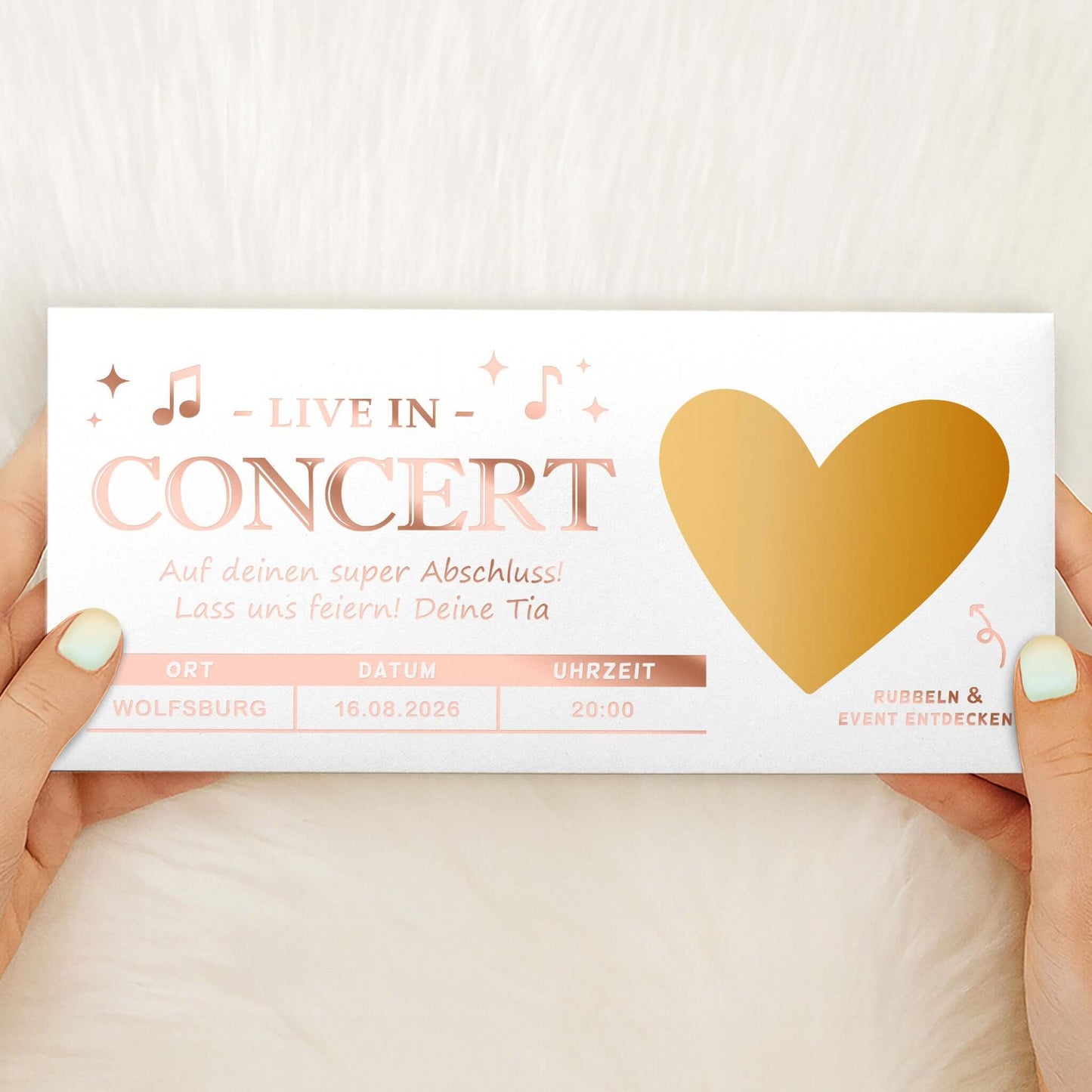 Konzert Geschenk Rubbelkarte mit personalisierter Vorderseite und herzförmigem Rubbelbereich für Überraschungen.