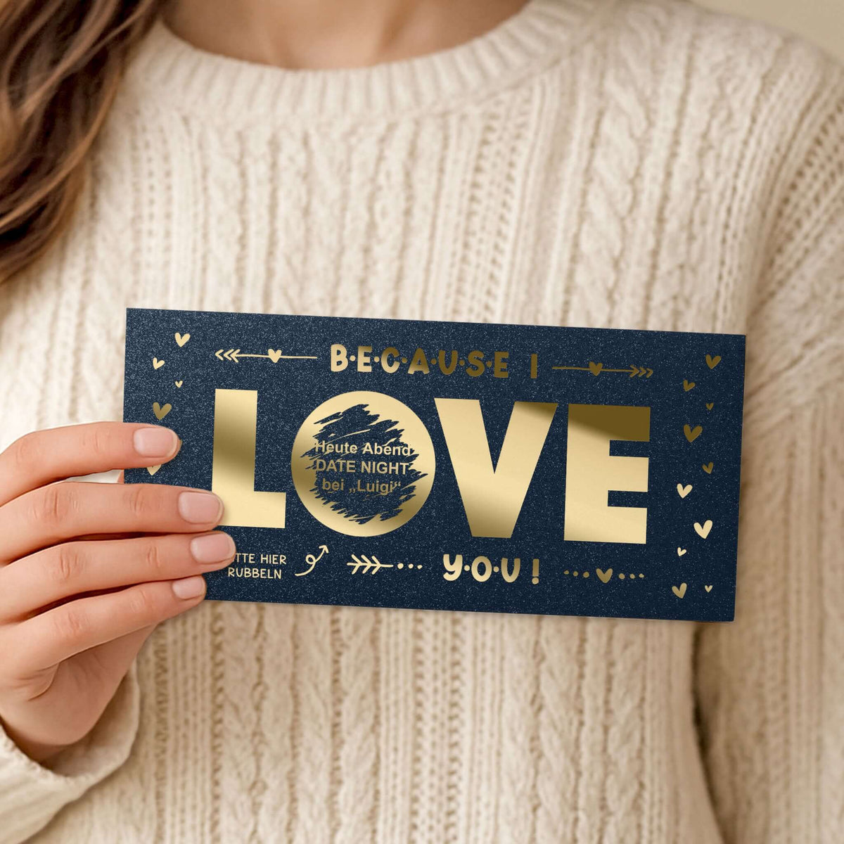 Rubbelkarte Because I Love You in Dunkelblau Schimmer mit Goldfolie und freigerubbelter Date-Night-Einladung – KuschelICH