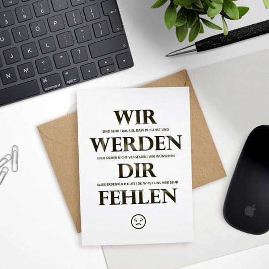 Abschiedskarte Arbeit für Kolleg:innen auf Büroschreibtisch mit Umschlag, Tastatur und Maus