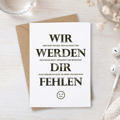 Abschiedskarte für Kollegin oder Kollegen auf hellem Tisch mit Umschlag und Boho-Deko