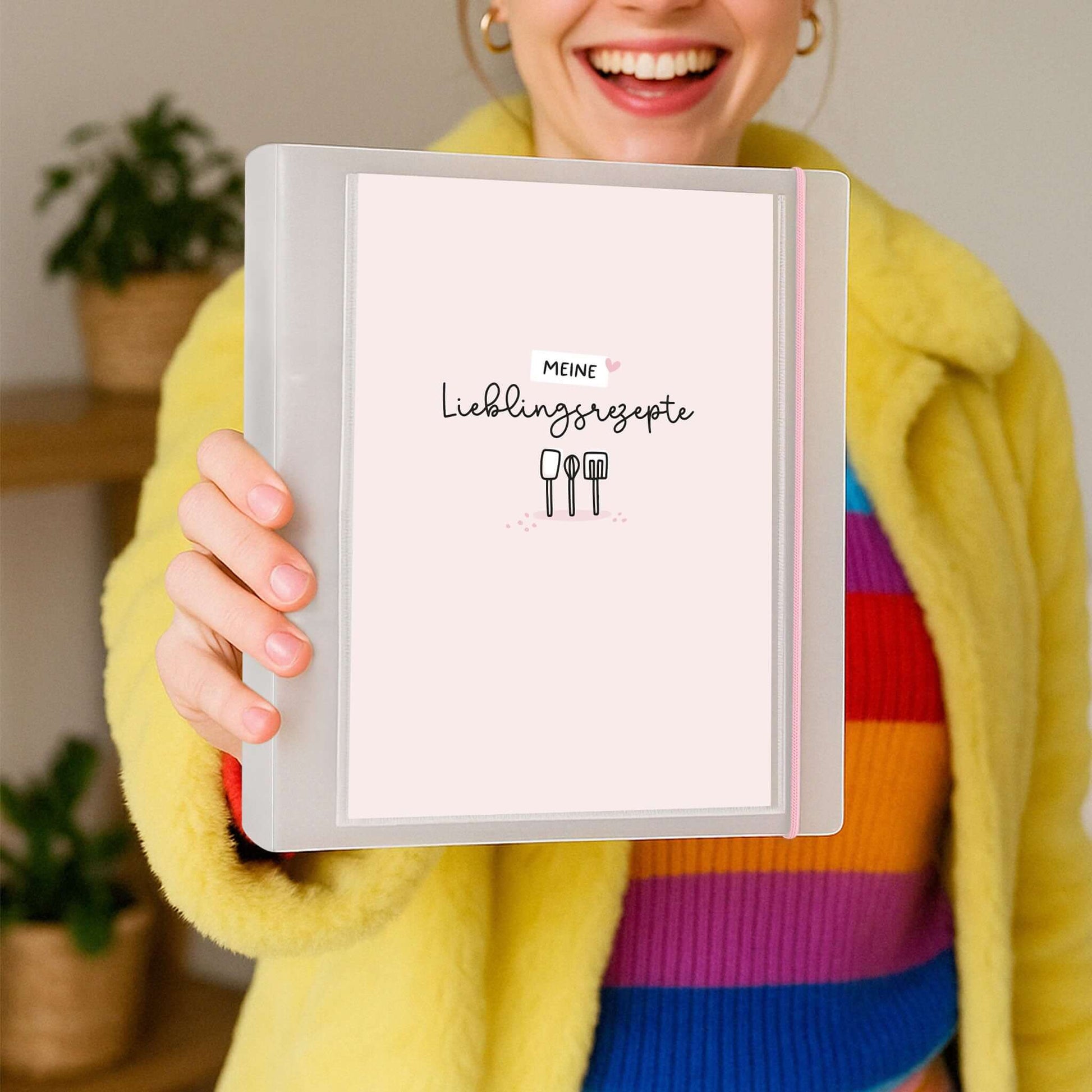 Person hält Flexibook DIN A5 „Meine Lieblingsrezepte“ rosa