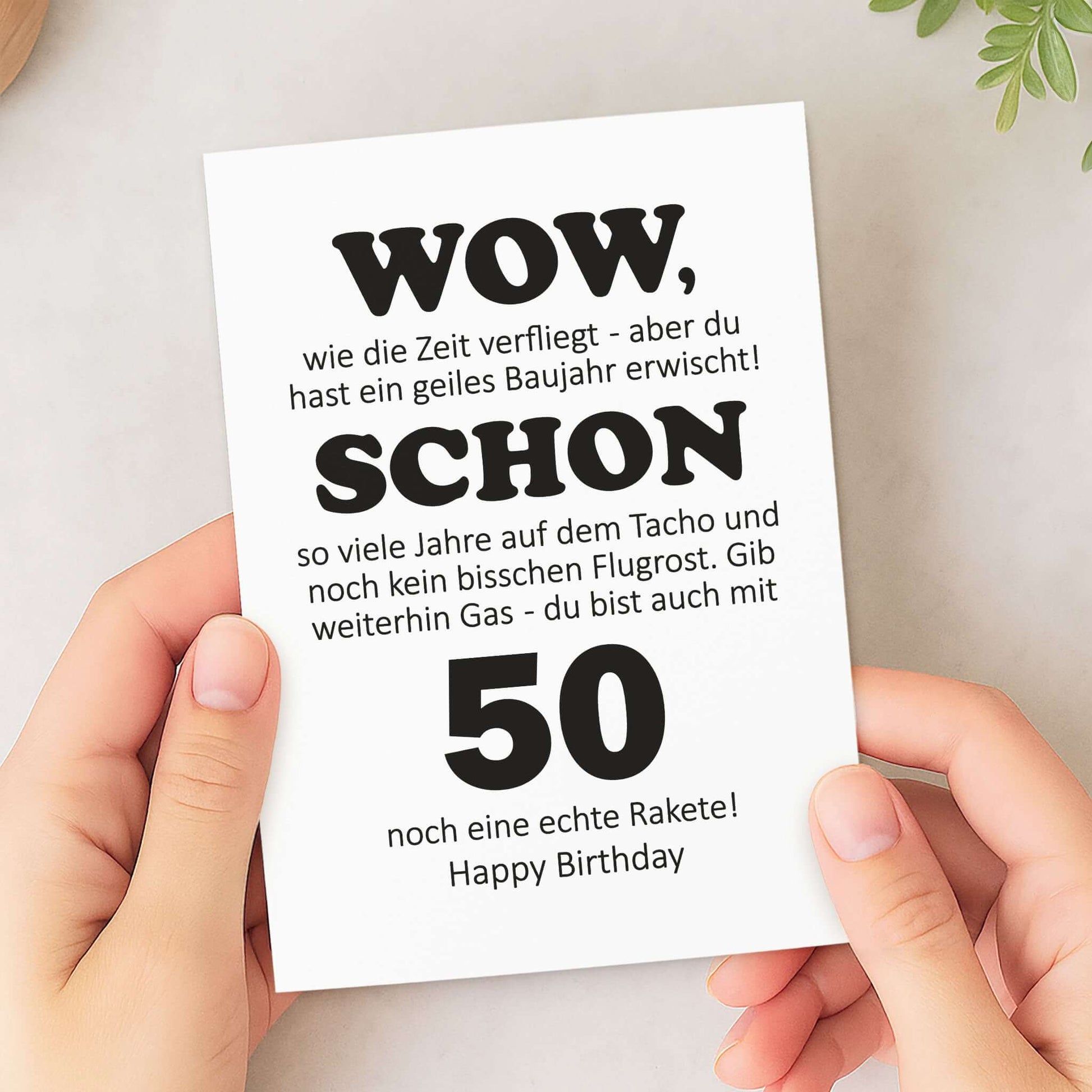 Postkarte zum 50. Geburtstag in Händen – witziger Spruch – KuschelICH
