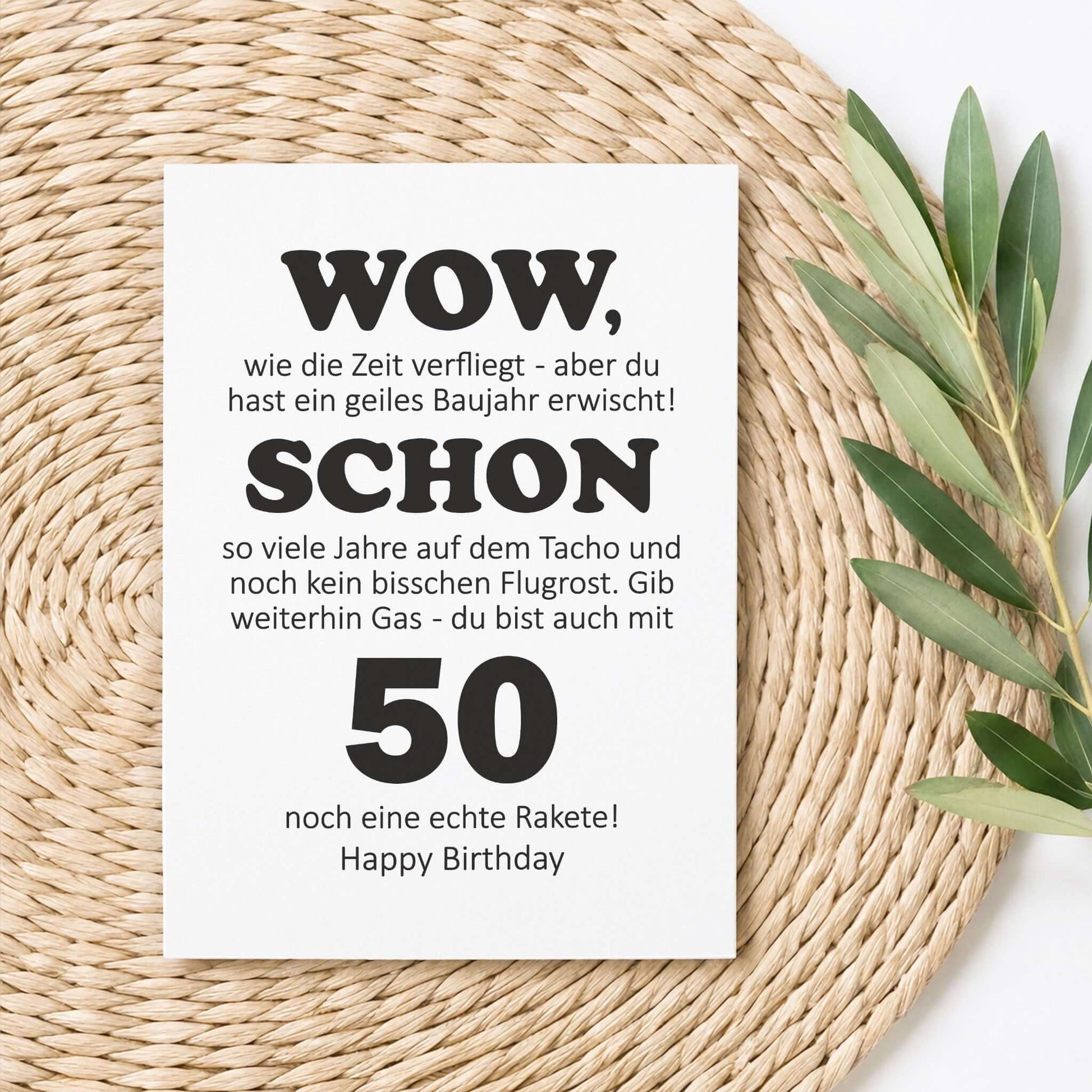 Postkarte zum 50. Geburtstag – witziger Spruch mit Geburtstagsglückwünschen auf einem rustikalen Untergrund.