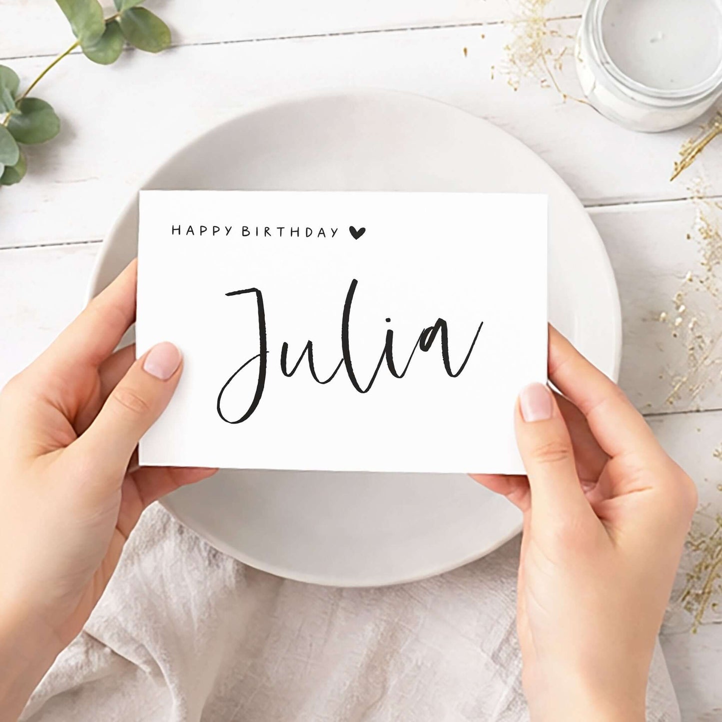 Geburtstagskarte personalisiert mit Namen Julia – Karte über gedecktem Teller mit Eukalyptus-Deko