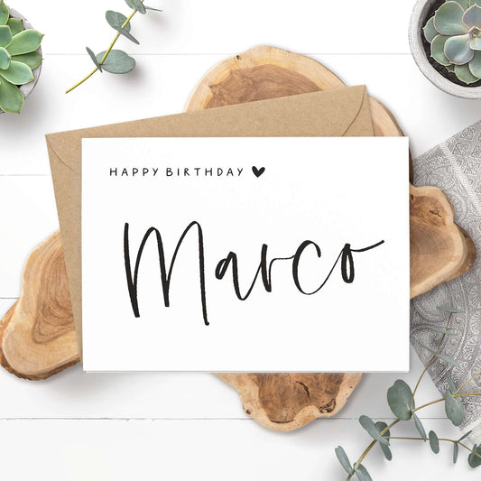 Geburtstagskarte personalisiert mit Namen Marco – Karte im Lifestyle-Flatlay mit Sukkulenten und Holz