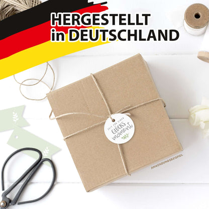 kraftpapier-verpackung-mit-gluecksmoment-anhaenger