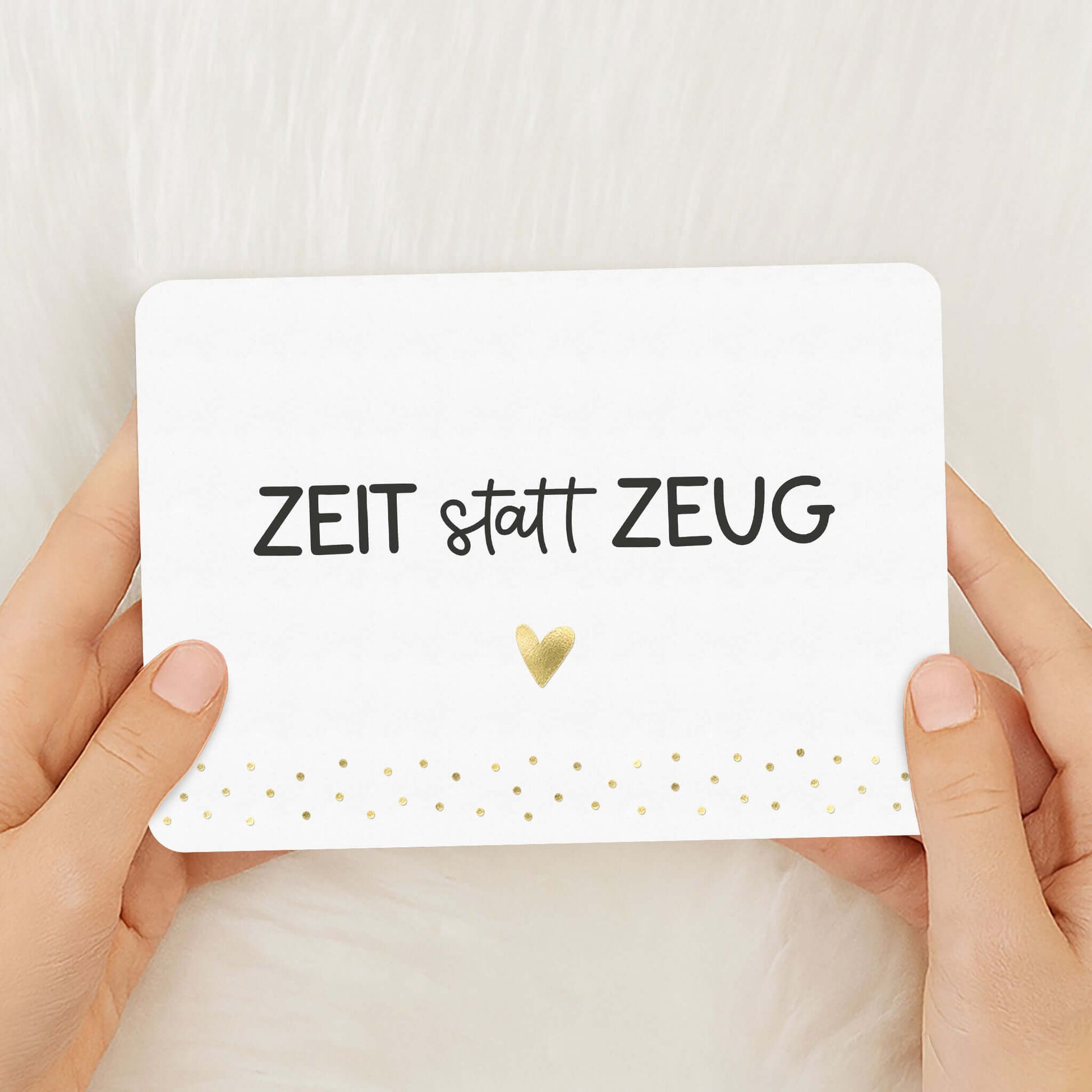 Grußkarte „Zeit statt Zeug" mit Goldfolienprägung & Kraftpapierumschlag – A6 quer – in Hand