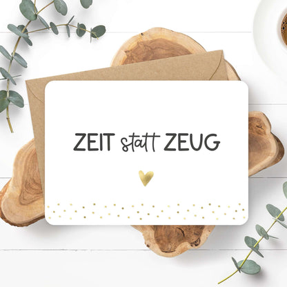 Grußkarte „Zeit statt Zeug" mit Goldfolienprägung & Kraftpapierumschlag – mit Dekoholz