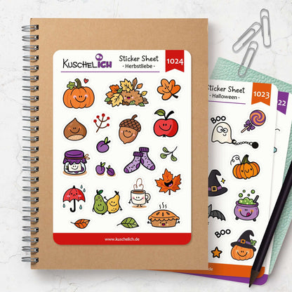 Herbst Sticker Sheet auf Kraftpapier-Notizbuch, daneben das Halloween Sticker Sheet