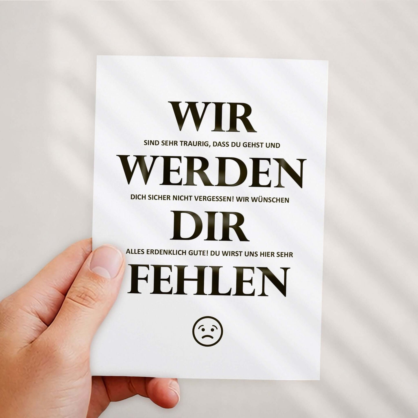 Karte zum Abschied im DIN A6 Format in der Hand gehalten mit schwarzem Typografie-Design