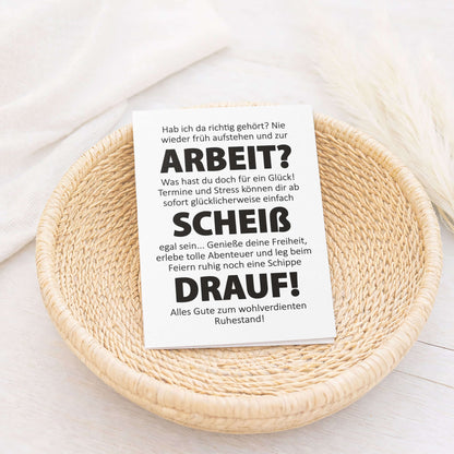 witzige Klappkarte Ruhestand auf einem Tisch in einem Korb, humorvolle Botschaft zum Ruhestand.