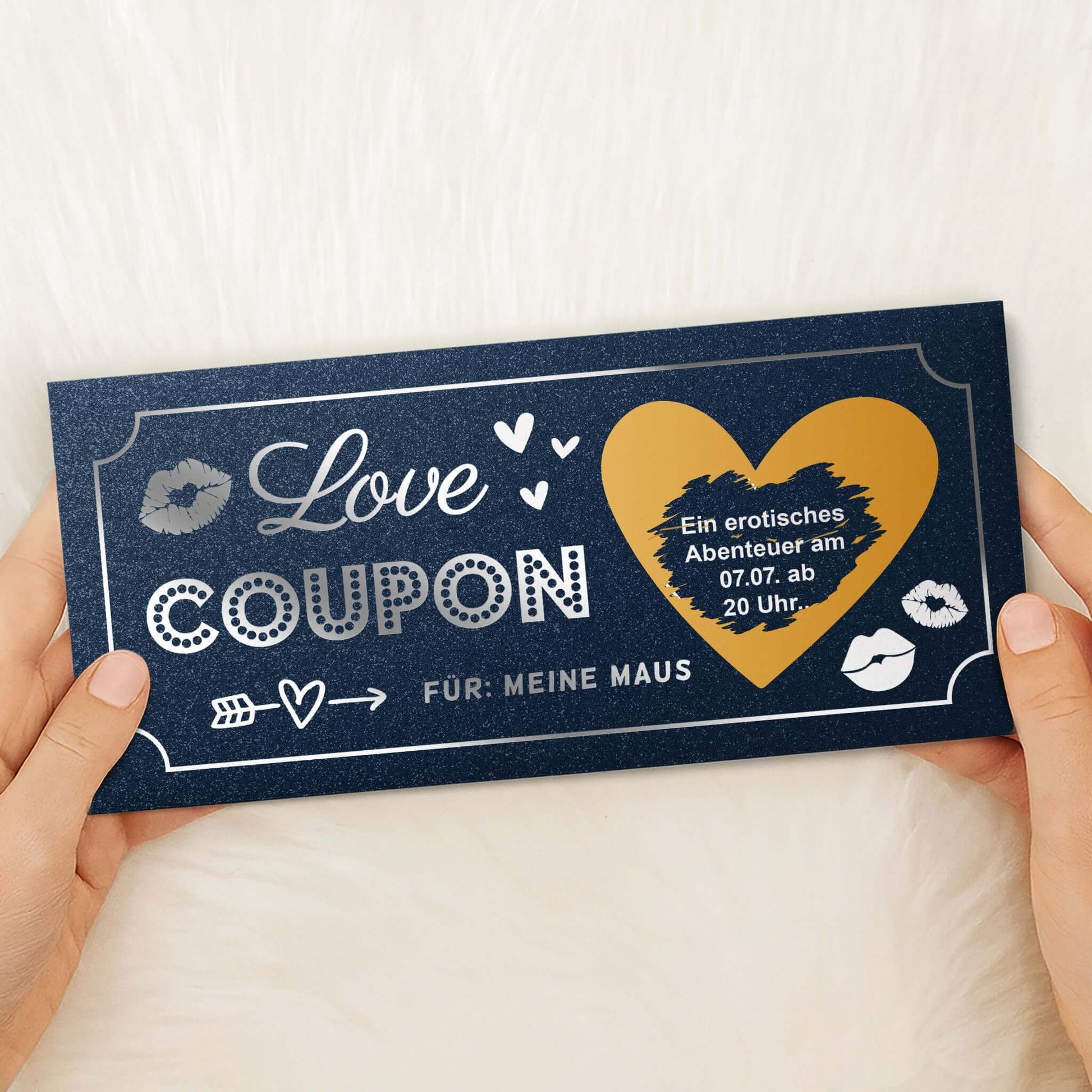 Dunkelblaue Rubbelkarte im Love-Coupon-Design mit silberner Folierung und goldenem Herz