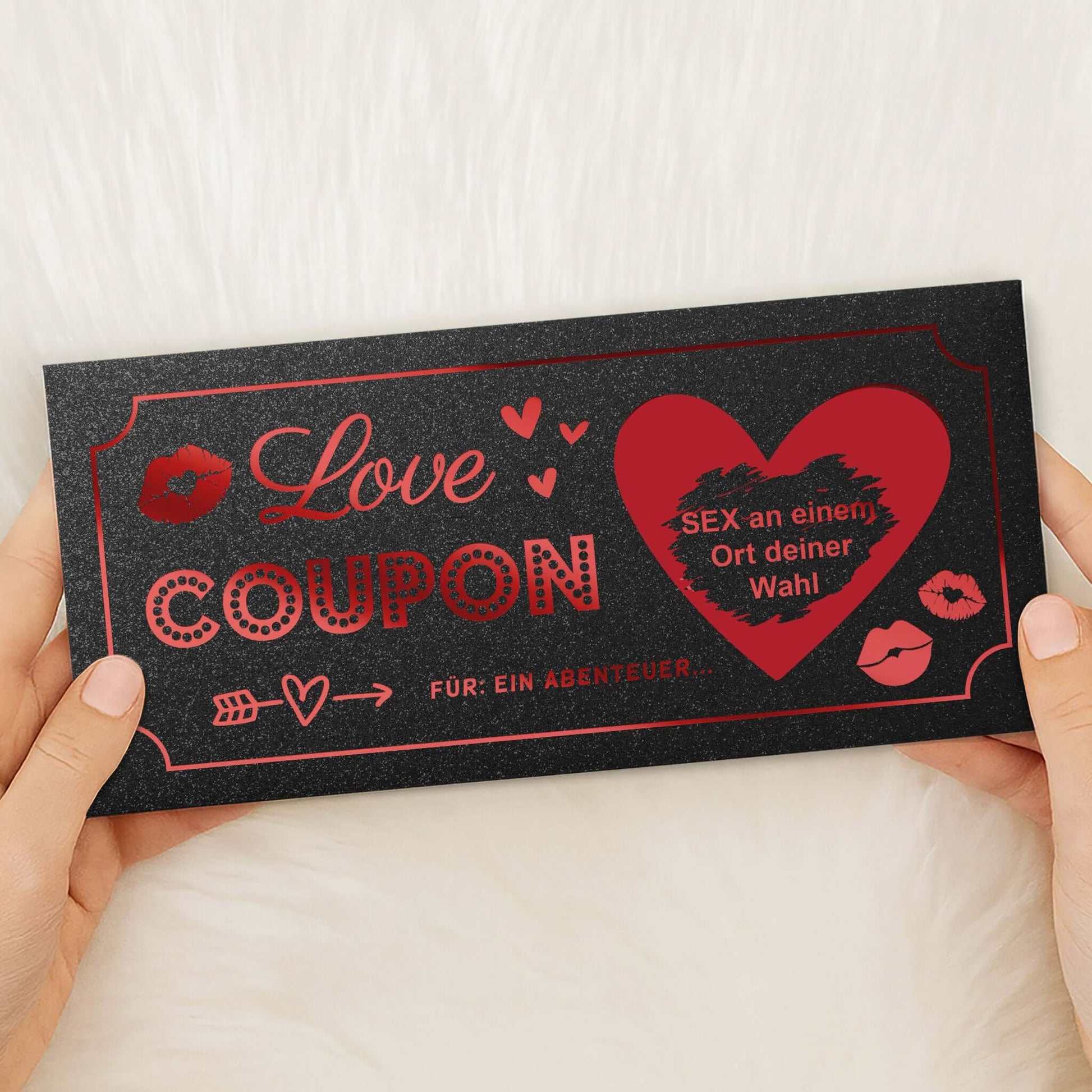 Schwarzer Love Coupon mit roter Folierung, Rubbelherz und persönlicher Botschaft