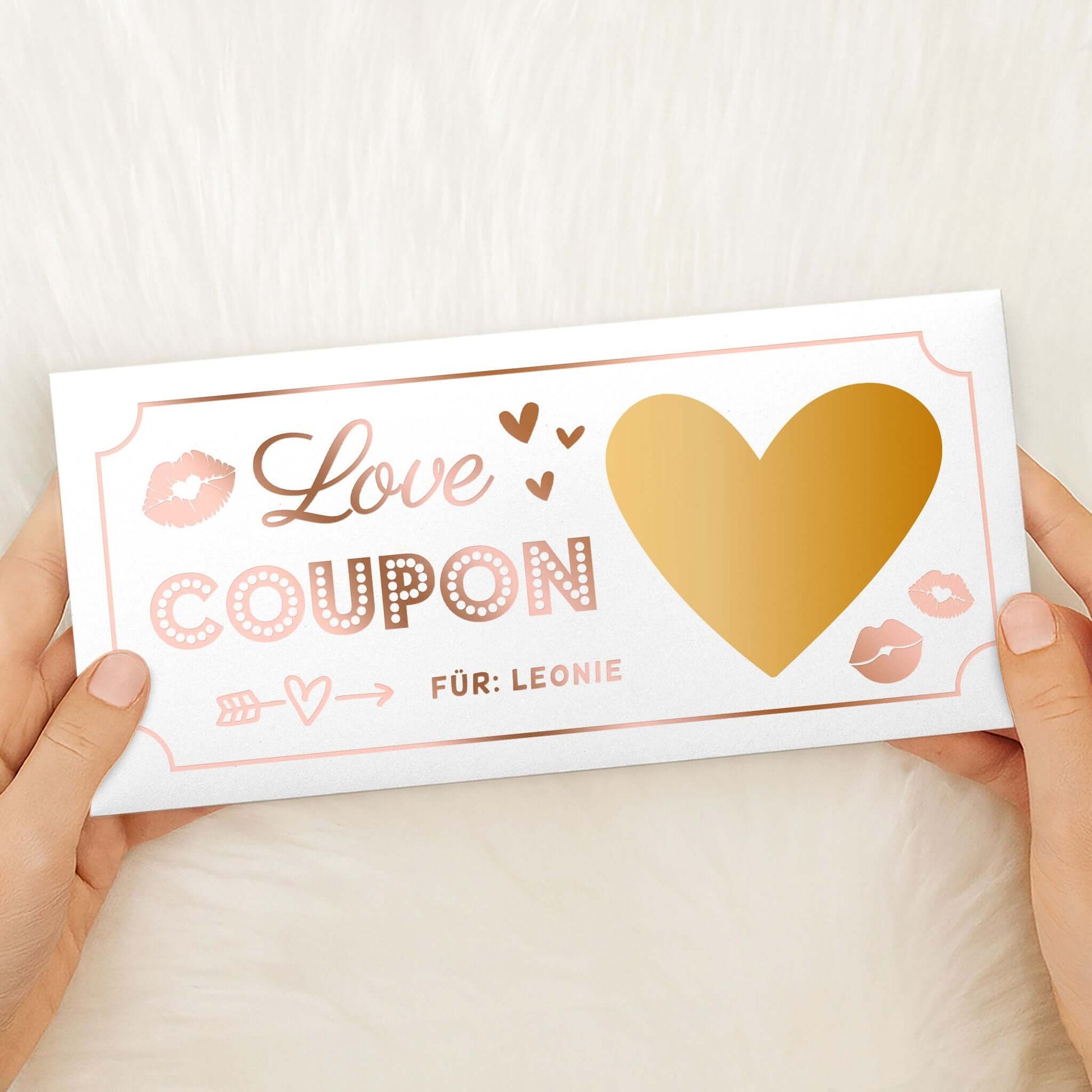 Personalisierter Gutschein mit Rubbelfeld Love Coupon im eleganten Design.