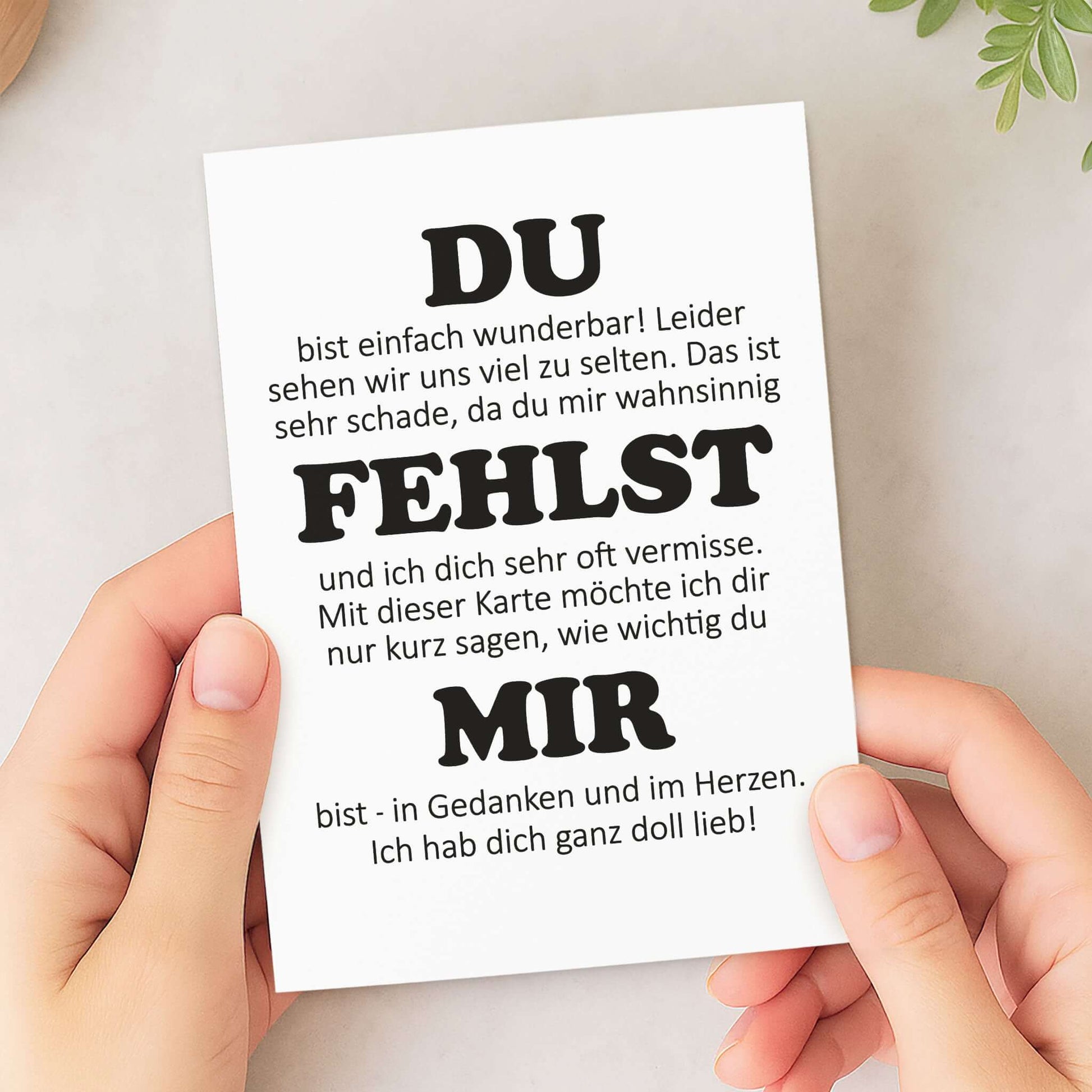 Grußkarte Du fehlst mir Postkarte – auf Holztisch mit Umschlag, Lifestyle-Aufnahme