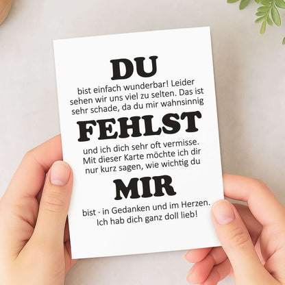 Grußkarte Du fehlst mir Postkarte – auf Holztisch mit Umschlag, Lifestyle-Aufnahme