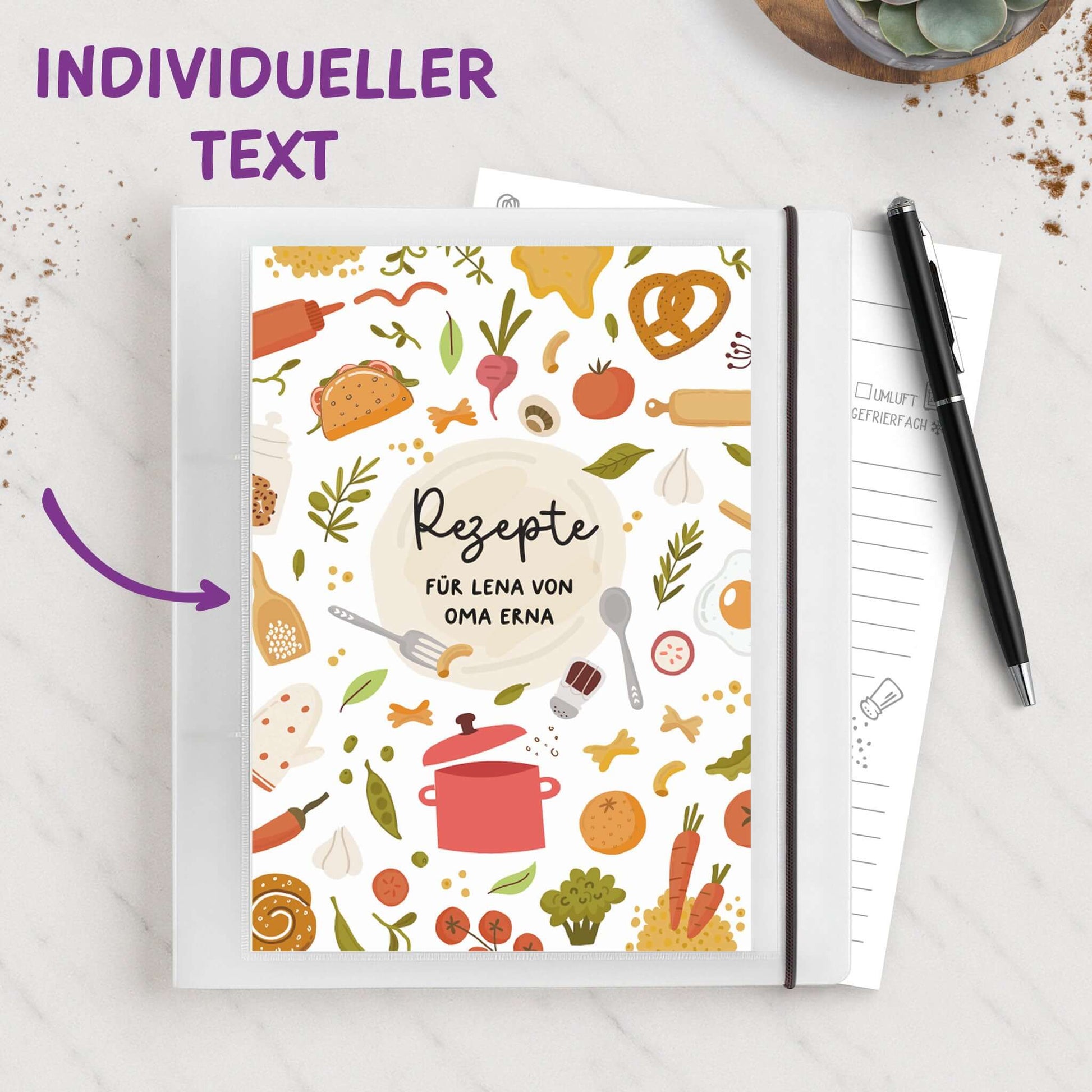 Personalisierter Rezeptordner A5 mit Wunschtext, Flatlay mit Stift