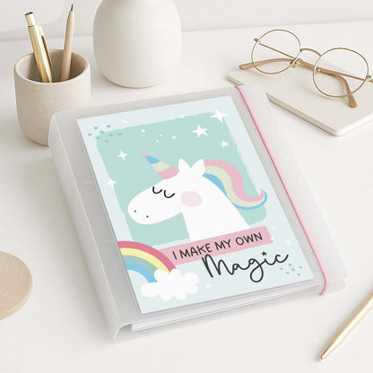 Einhorn-Ringordner liegt auf Schreibtisch mit Stiften und Brille