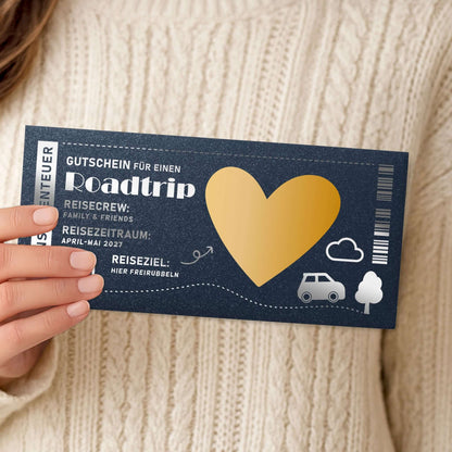 Roadtrip-Gutschein Dunkelblau Schimmer – in der Hand gehalten, personalisiert für Family & Friends Roadtrip